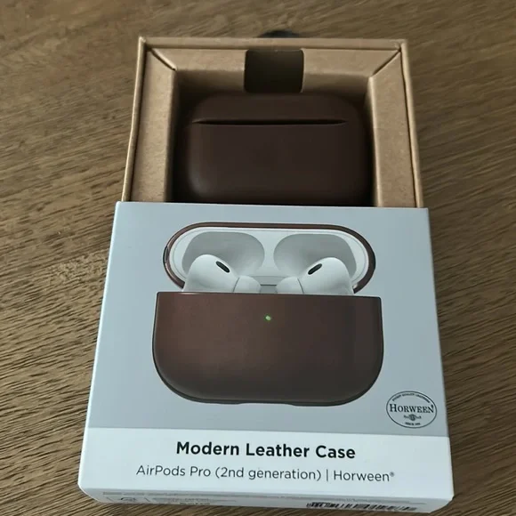 New Nomad Modern Leather Case
AirPods Pro (2nd gen) | Horween. 17 - Picture 10 of 10